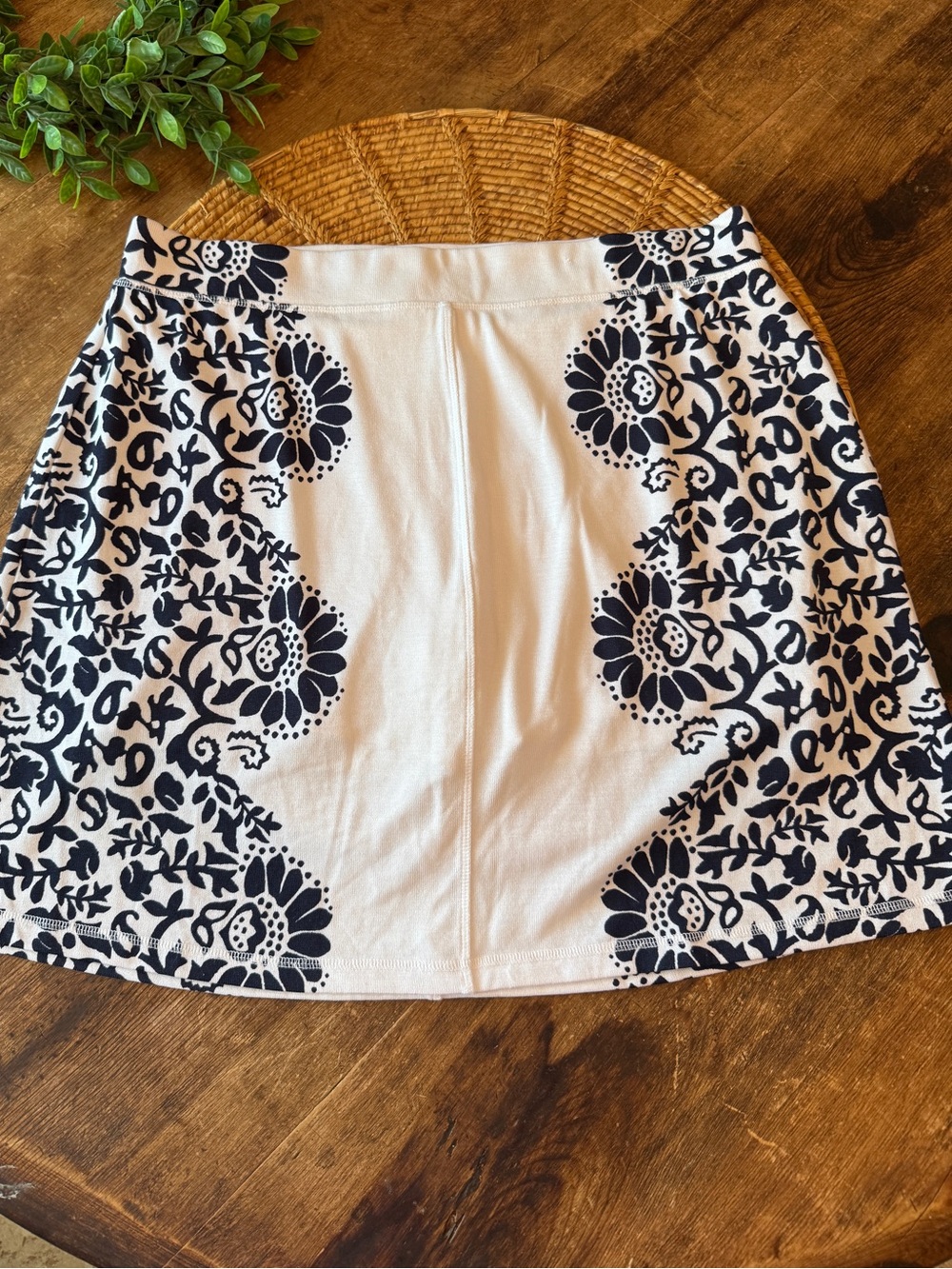 T byTalbots White and Navy Floral Knit Skort